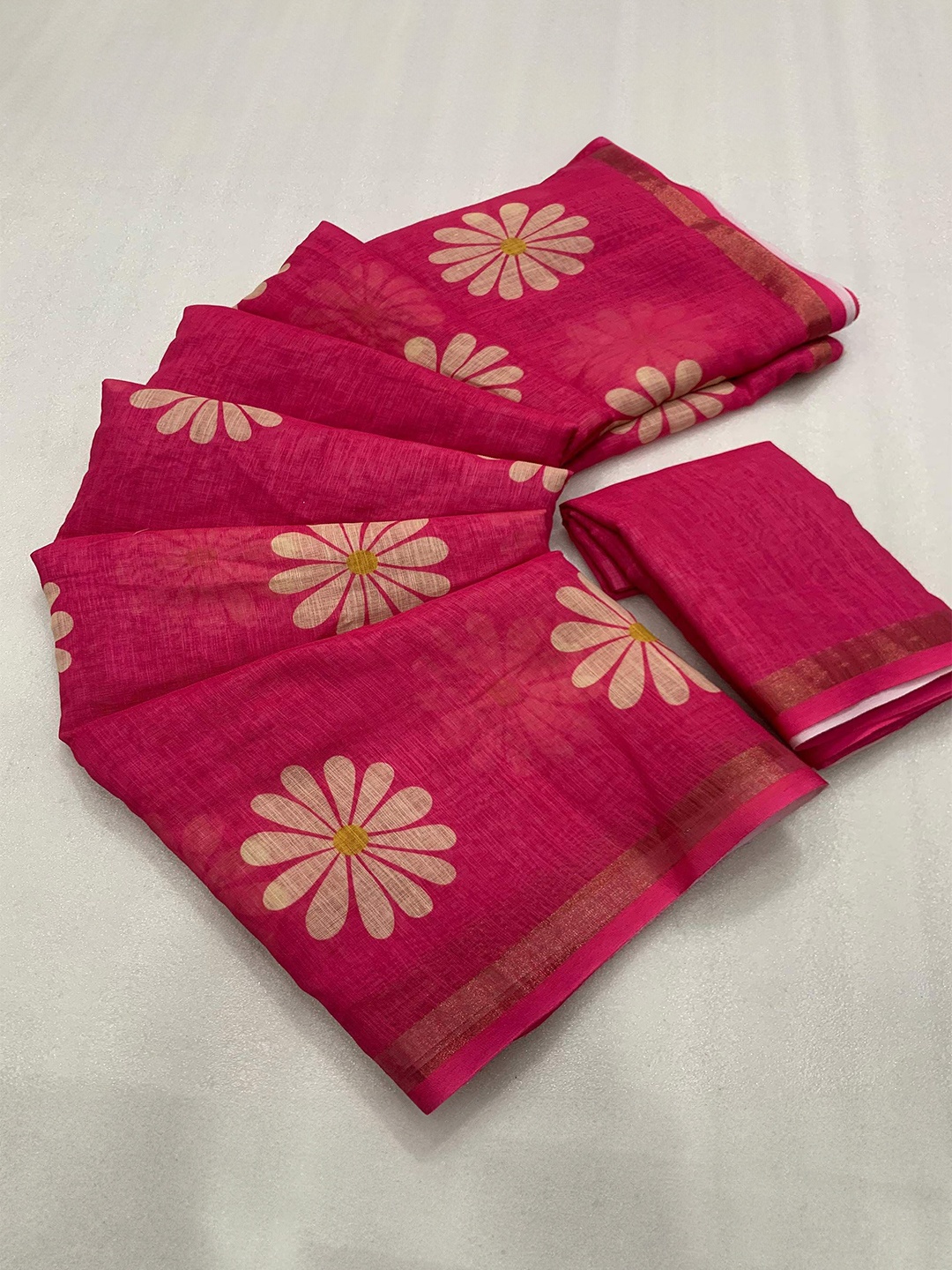 

Peachmode Floral Pure Linen Saree, Pink