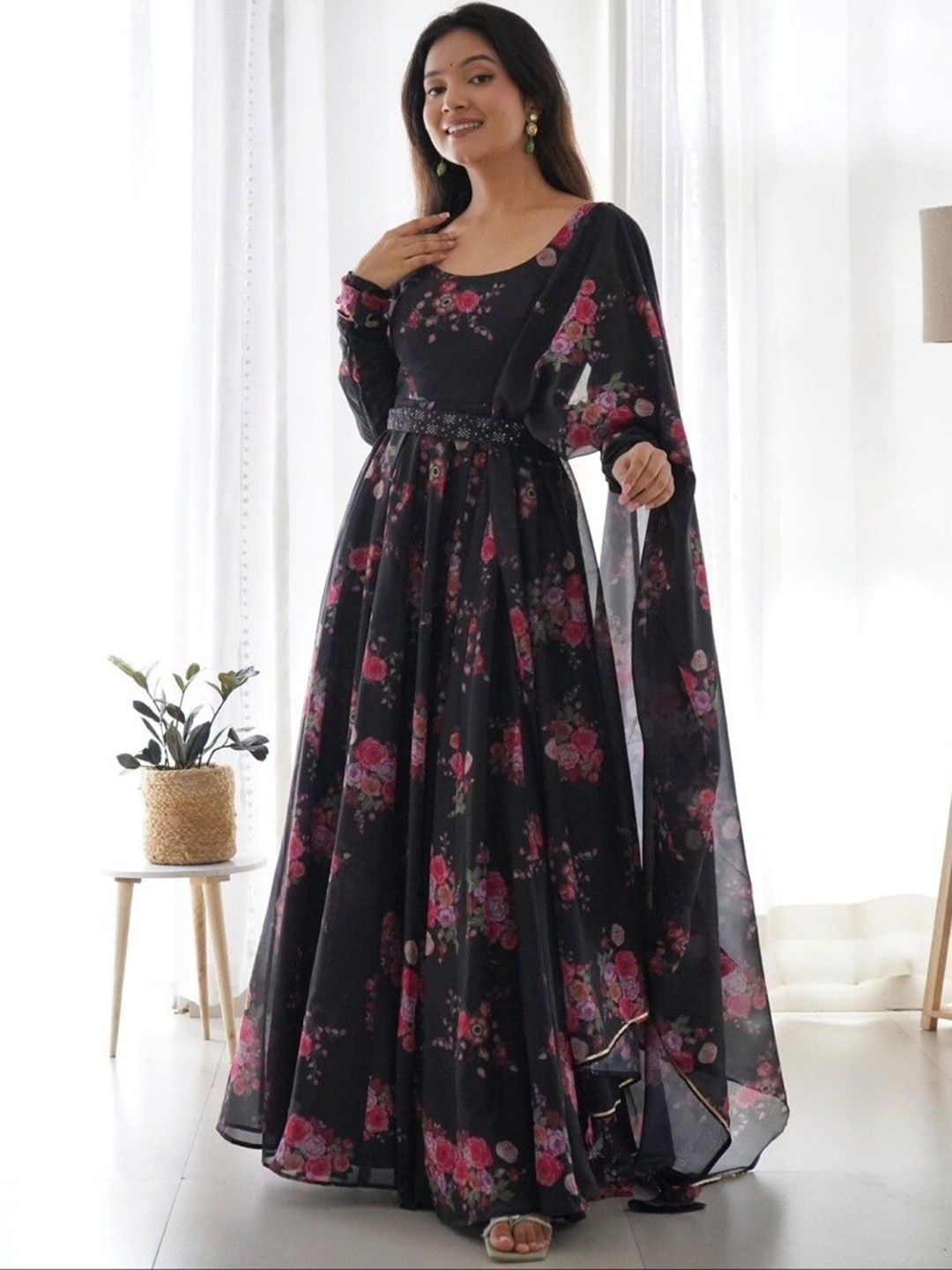 

Raiyani Enterprise Floral Printed Anarkali Kurta, Black