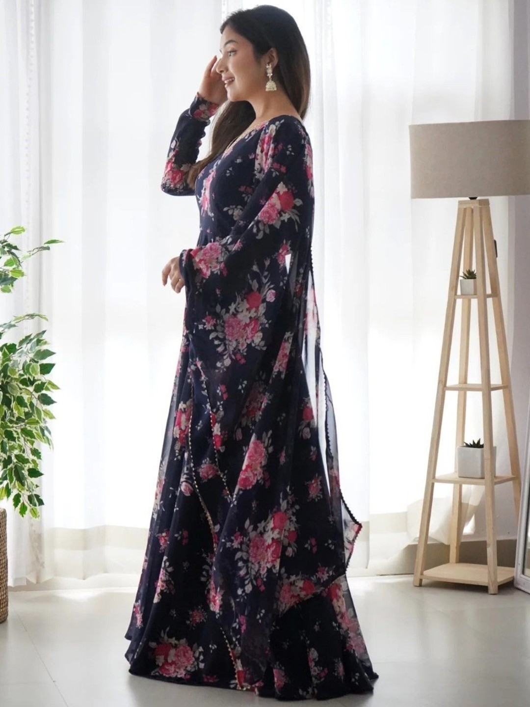 

Raiyani Enterprise Floral Printed Anarkali Kurta, Black