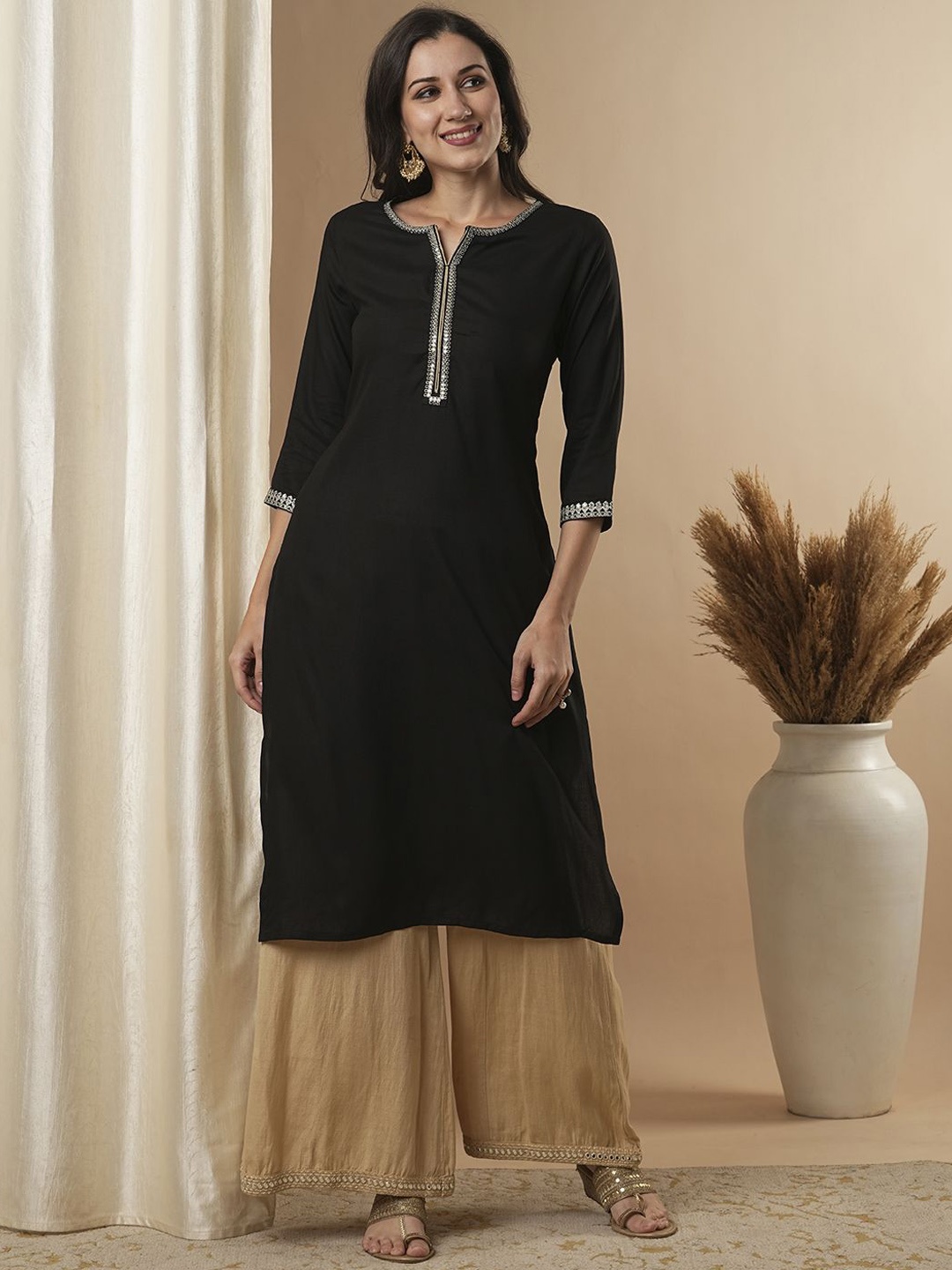 

FASHOR Ethnic Motifs Embroidered Straight Kurta, Black