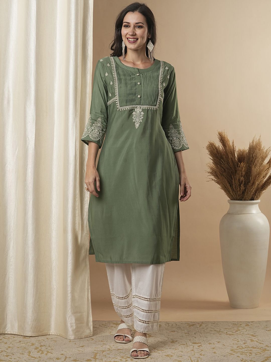 

FASHOR Floral Embroidered Sequins Straight Kurta, Green