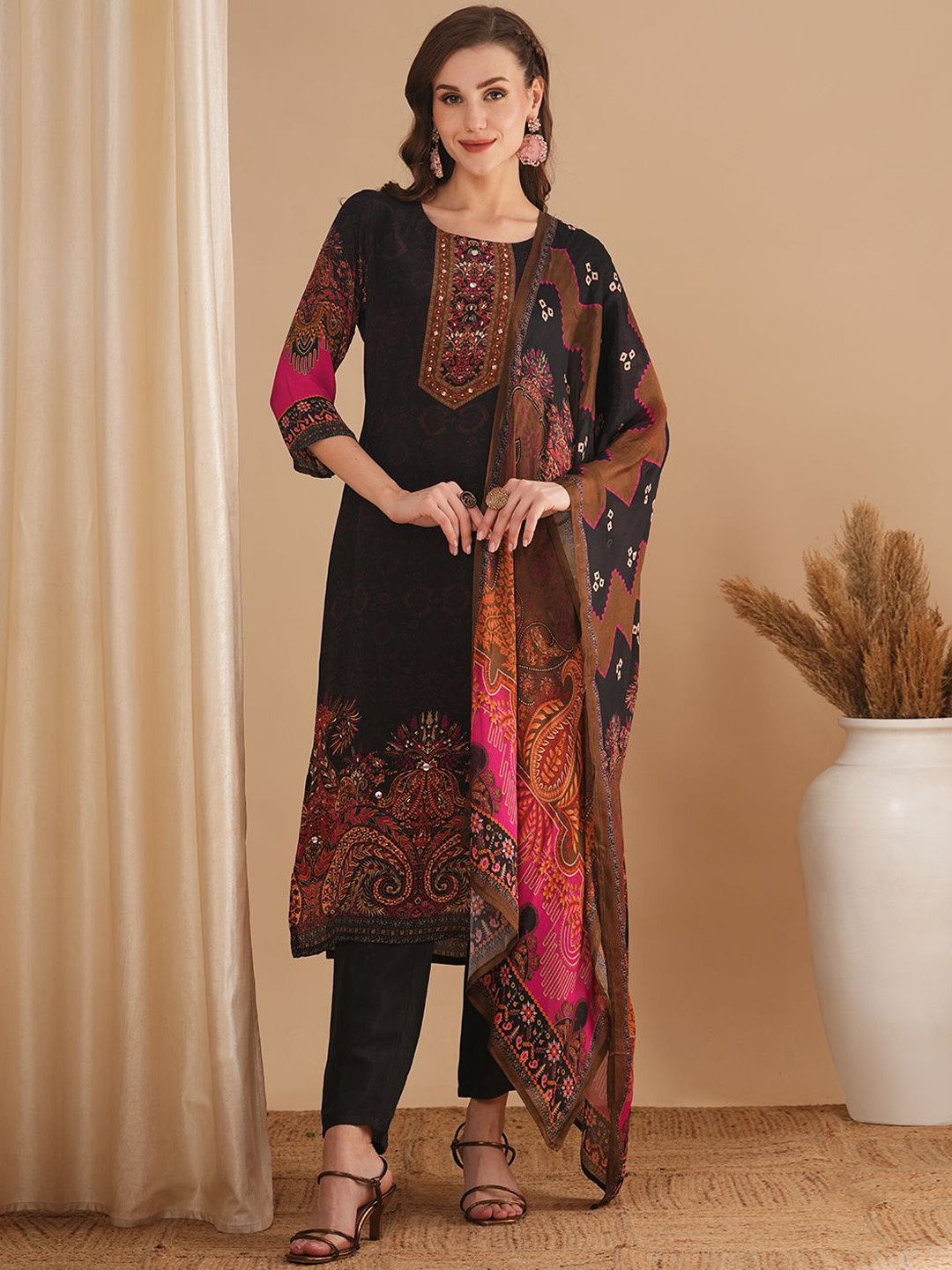 

FASHOR Ethnic Motifs Printed Sequinned Straight Kurta With Trouser & Dupatta, Black