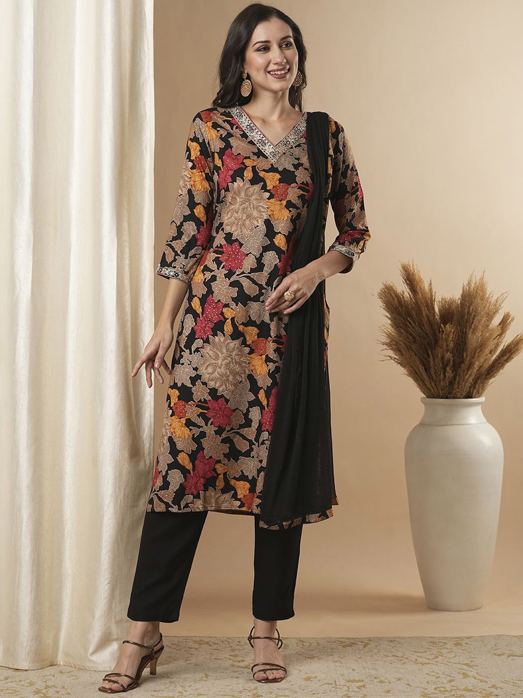 

FASHOR Floral Printed Regular Straight Kurta with Trousers & Dupatta, Black