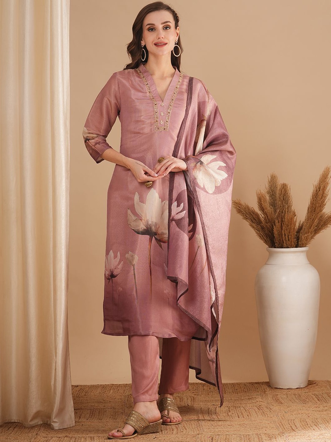 

FASHOR Ethnic Motifs Printed Sequinned Straight Kurta With Trouser & Dupatta, Pink