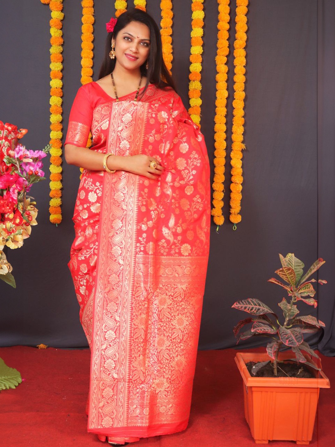 

Royal Rajgharana Saree Woven Design Zari Pure Silk Heavy Work Banarasi Sarees, Red