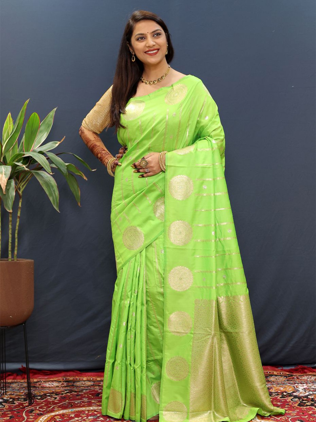 

Royal Rajgharana Saree Woven Design Zari Pure Silk Heavy Work Banarasi Sarees, Lime green