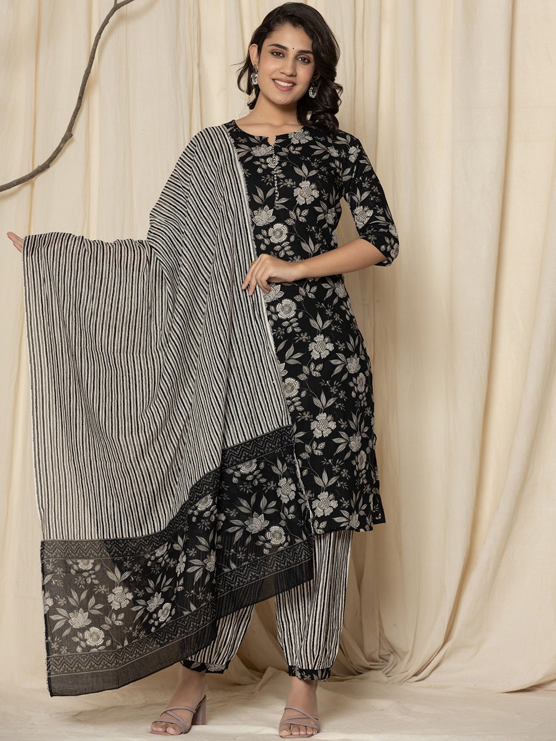 

ALLEN WEAVE Floral Printed Notch Neck Pure Cotton Kurta With pyjama And Dupatta, Black