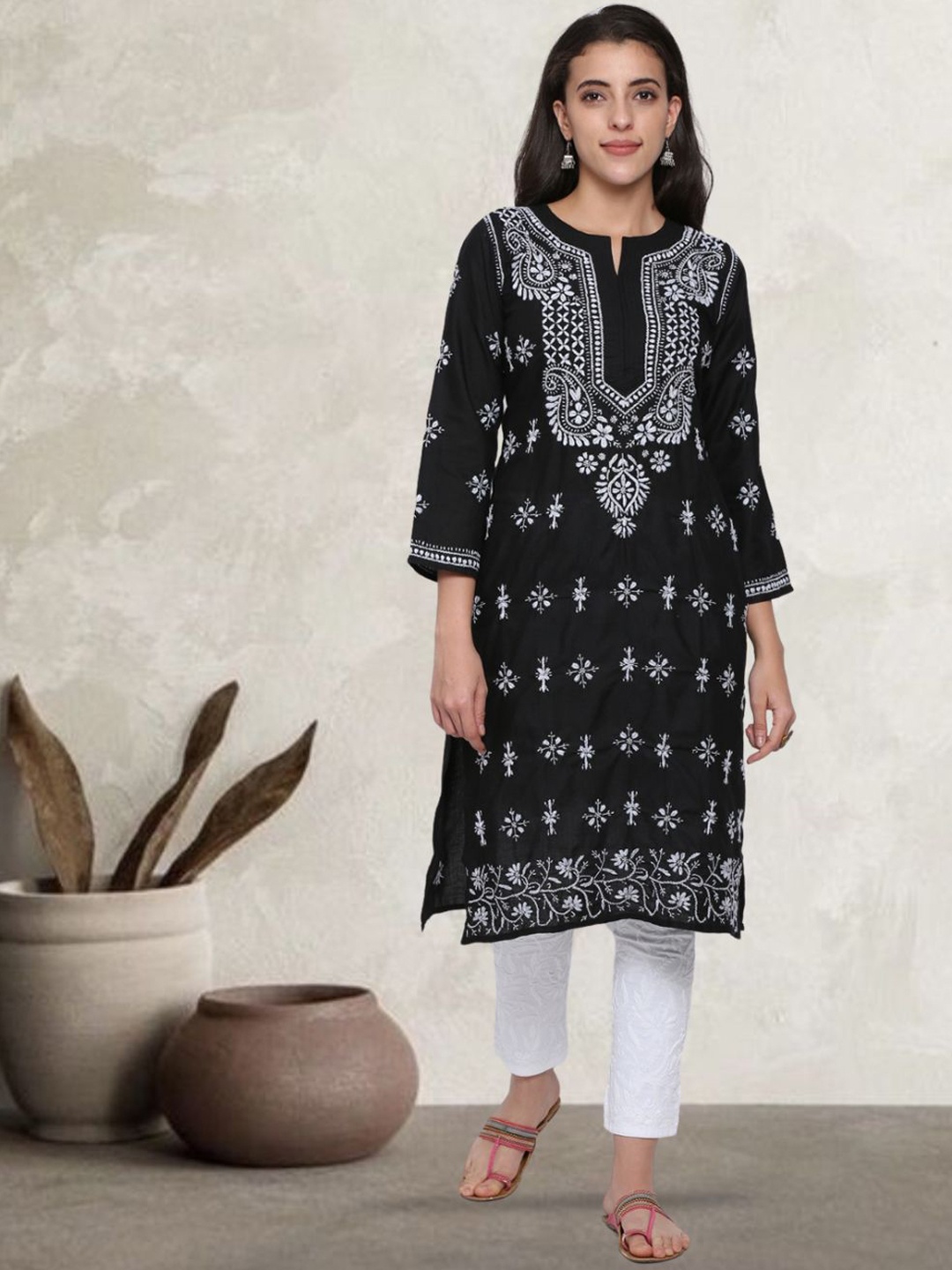 

PARAMOUNT CHIKAN Ethnic Motifs Embroidered Lucknowi Chikankari Georgette Kurta, Black