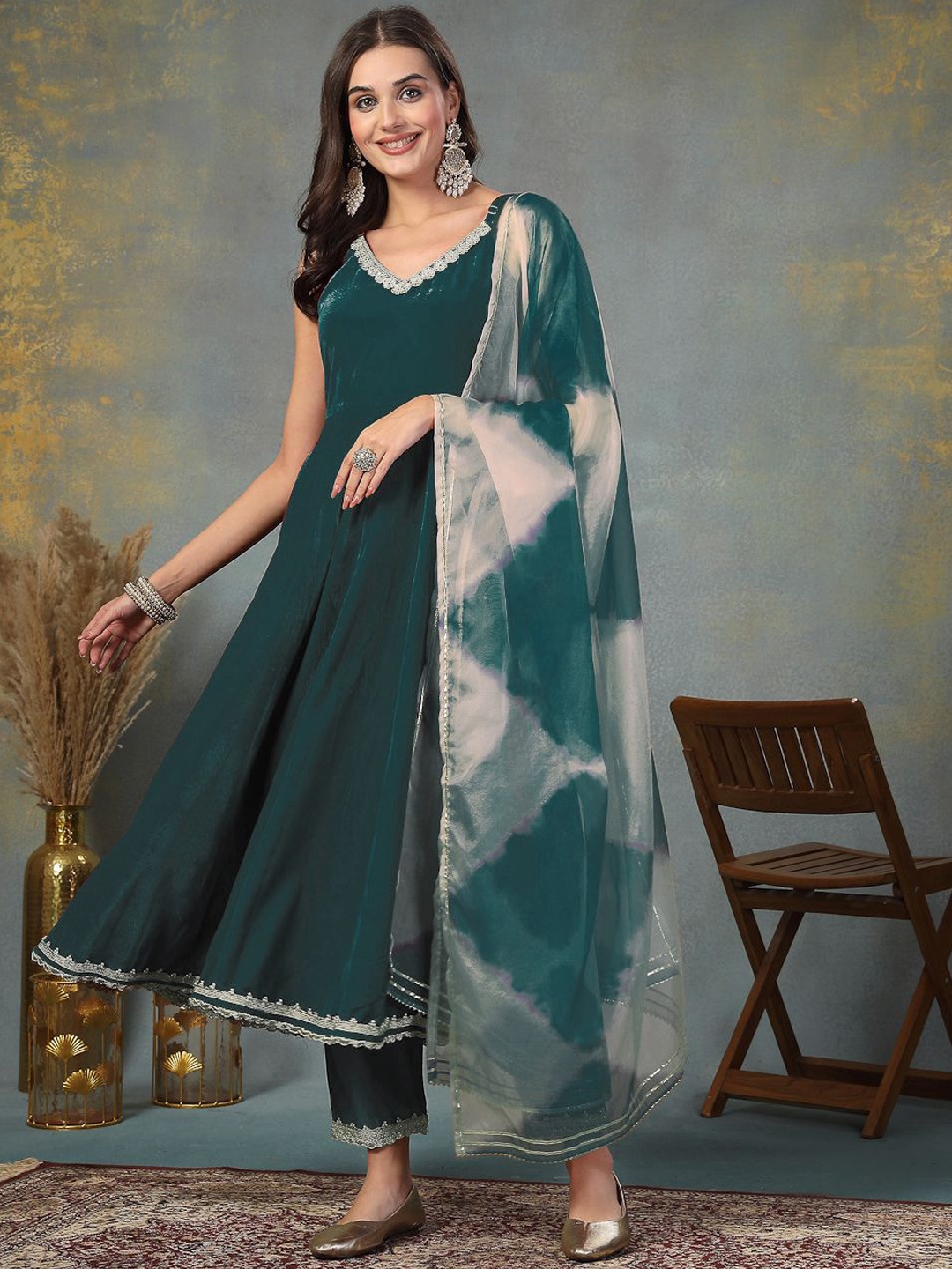 

Stylum Floral Embroidered Regular Velvet Anarkali Kurta With Trousers With Dupatta, Green