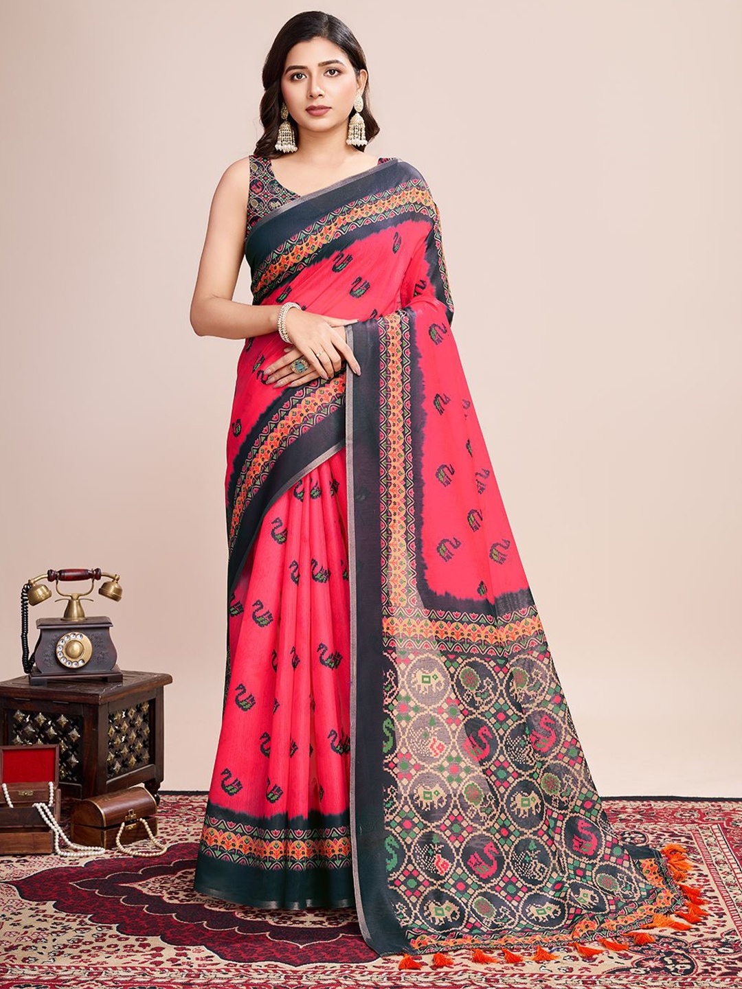 

HEER FASHION Floral Linen Blend Saree, Pink