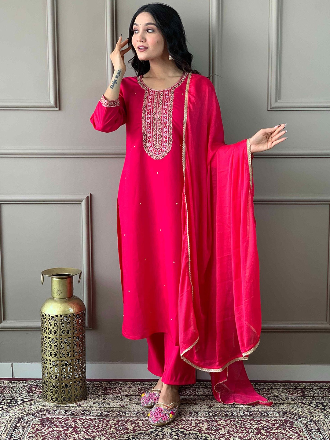 

HERE&NOW Women Embroidered Regular Thread Work Chanderi Silk Kurti with Trousers & With Dupatta, Pink