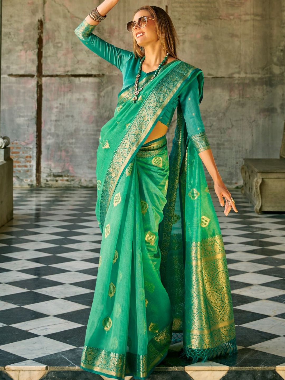 

DEVATITHI Woven Design Zari Tissue Saree, Green