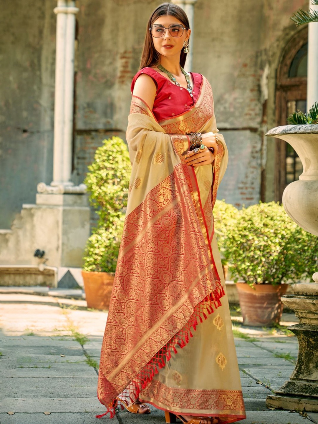 

DEVATITHI Woven Design Zari Tissue Saree, Beige