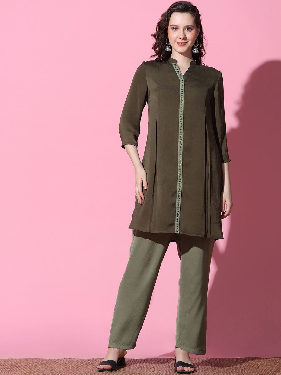

FUTURO Mandarin Collar Top With Trousers, Olive