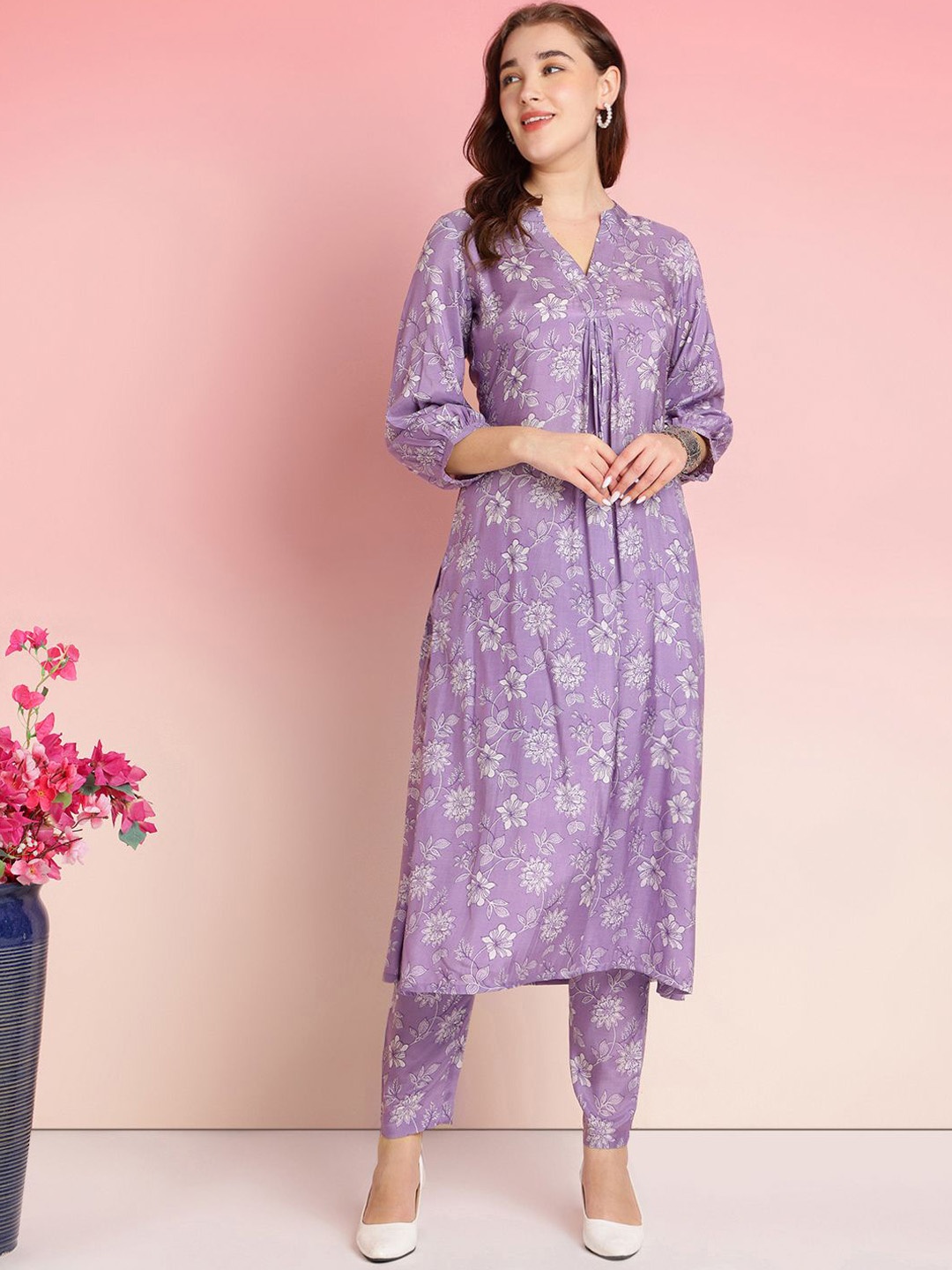 

GoSriKi Floral Printed Mandarin Collar Straight Kurta With Trousers, Purple