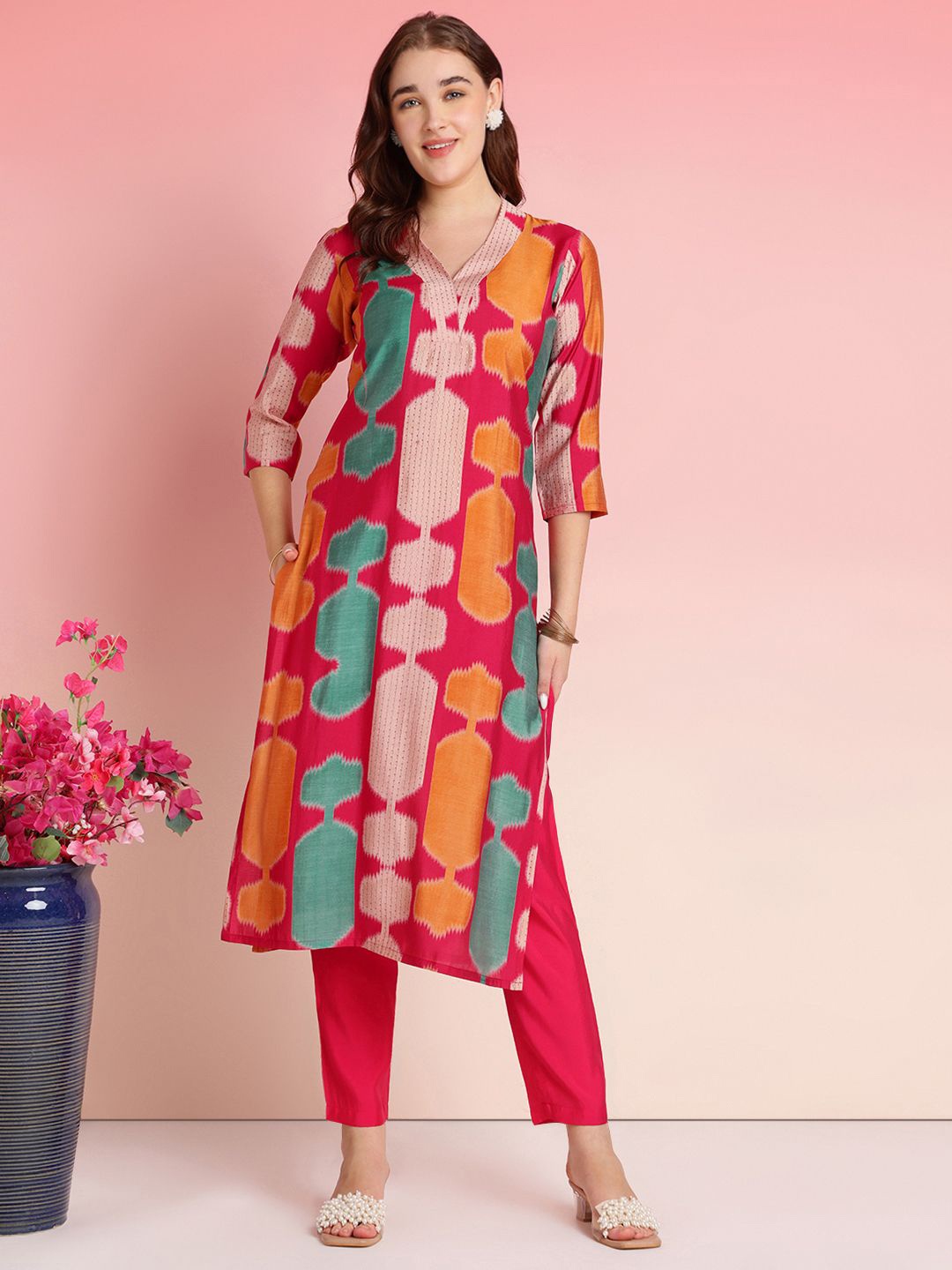 

GoSriKi Geometric Printed V-Neck Straight Kurta With Trousers, Pink