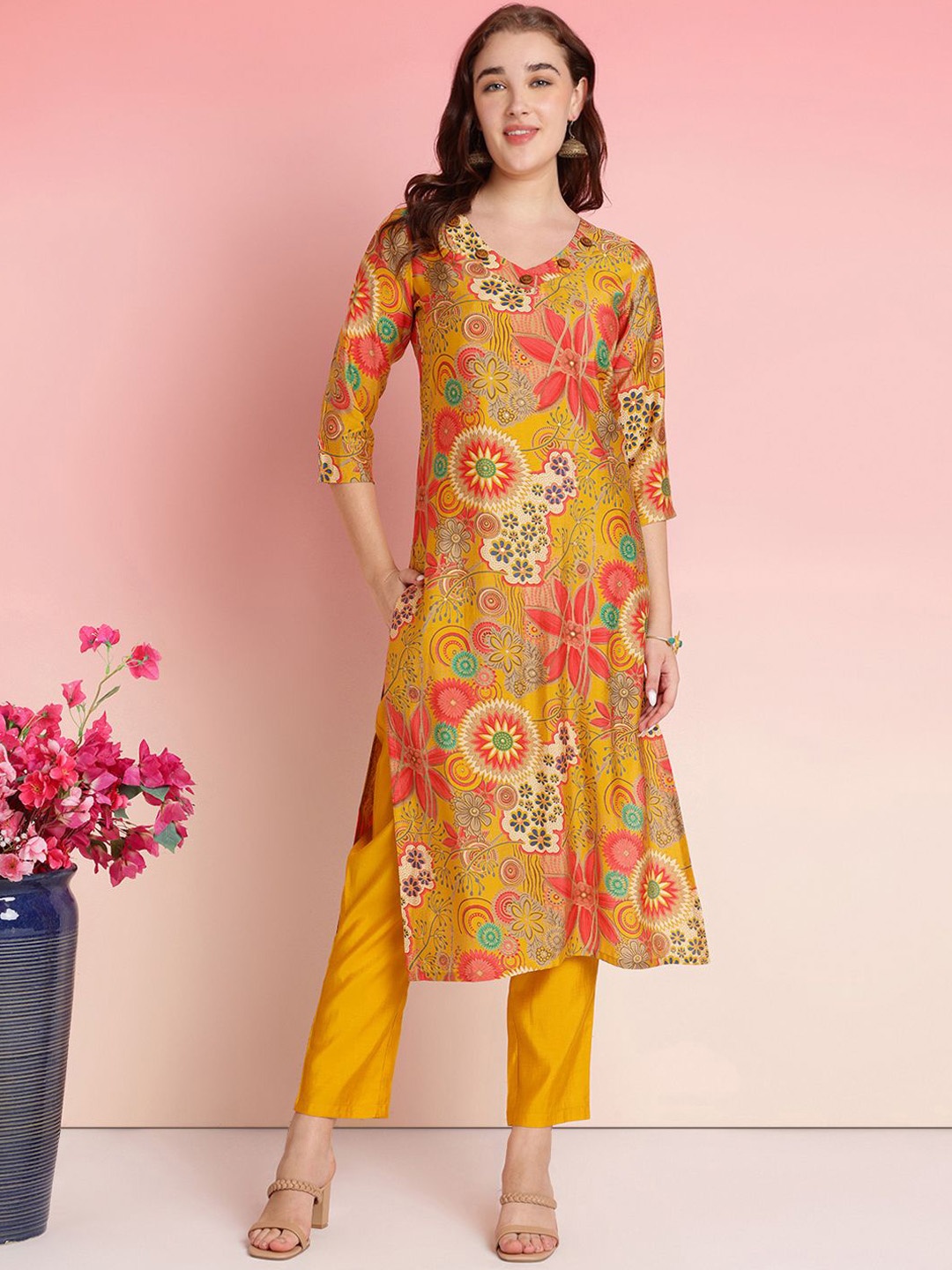 

GoSriKi Floral Printed V-Neck Straight Kurta With Trousers, Yellow