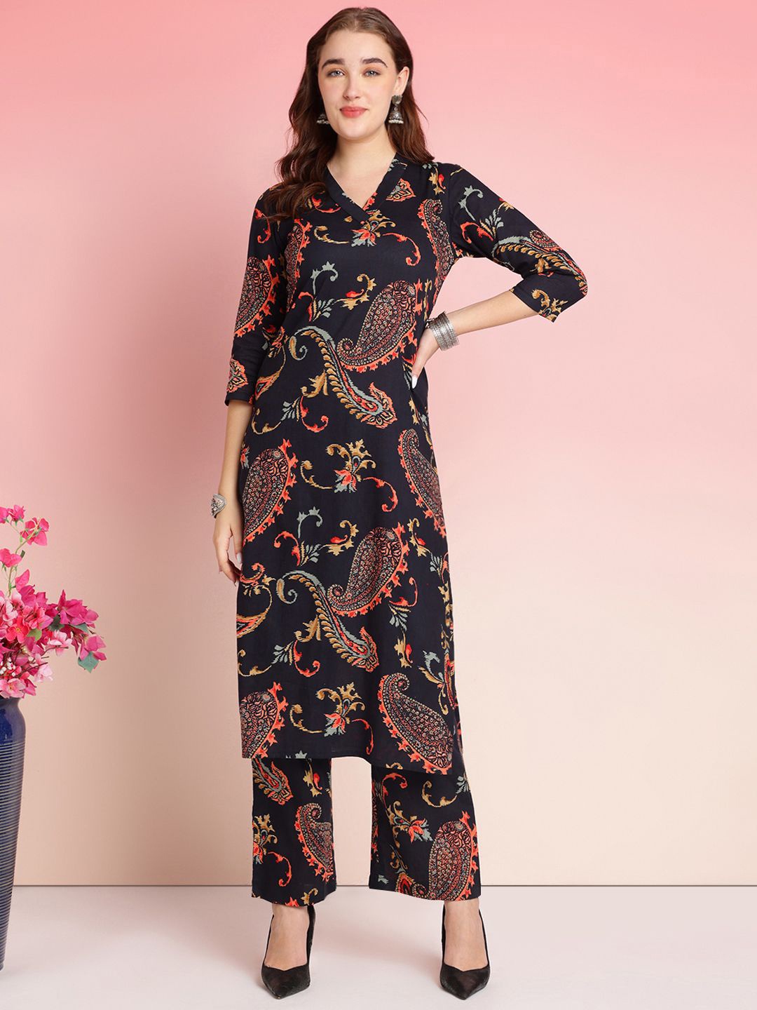 

GoSriKi Paisley Printed V-Neck Straight Kurta With Trousers, Black