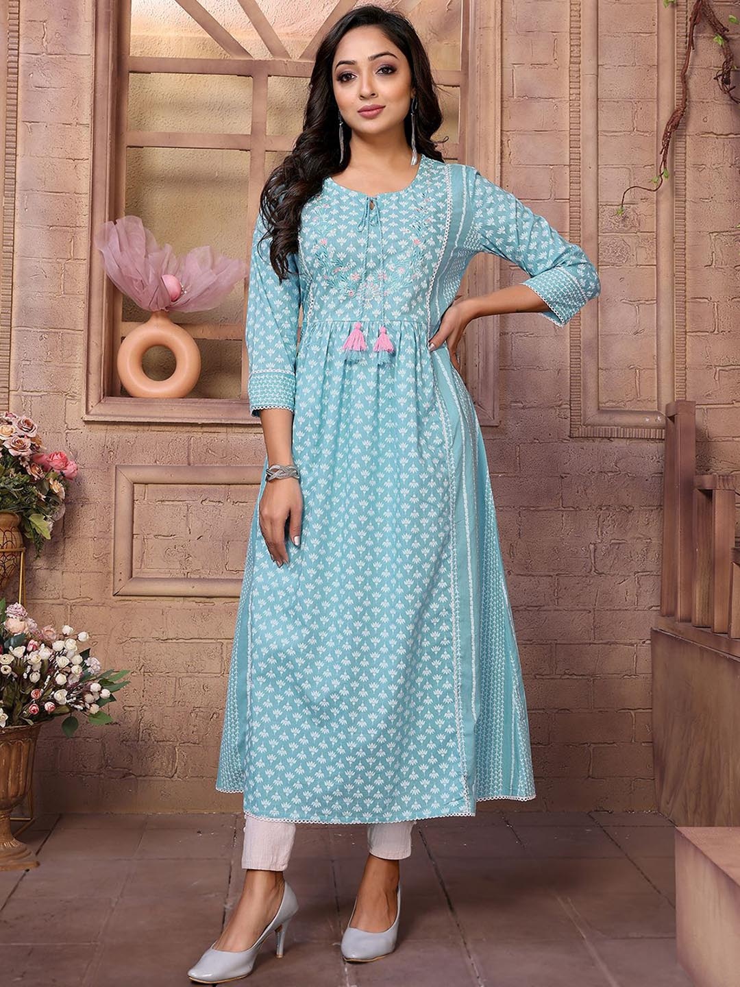 

Rangita Floral Embroidered Cotton Anarkali Kurta, Blue