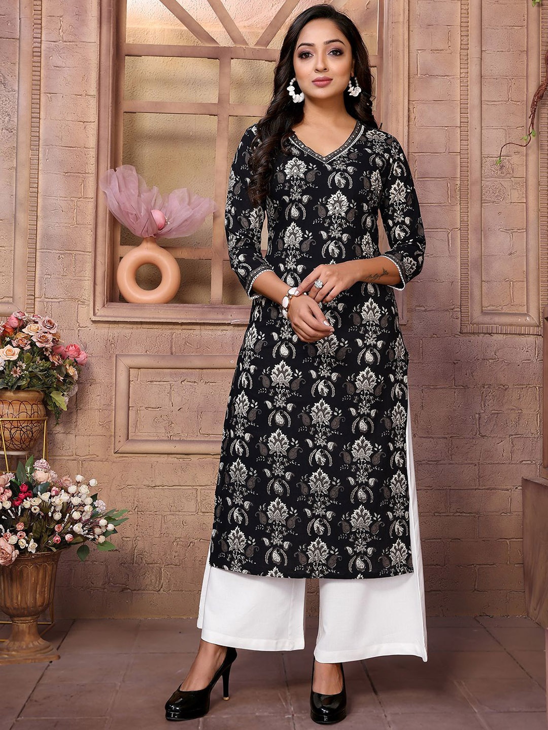 

Rangita Floral Printed Cotton Straight Kurta, Black