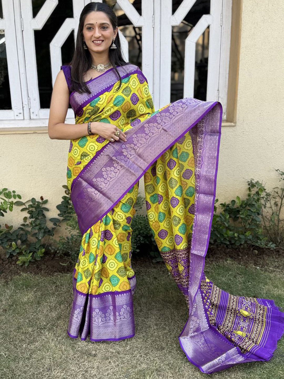 

Sadika Ethnic Motifs Zari Banarasi Saree, Yellow