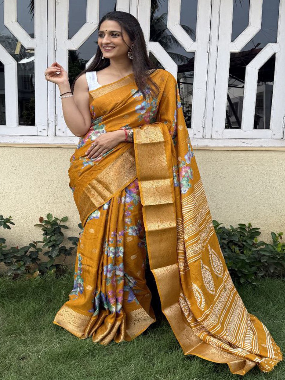 

Sadika Floral Zari Silk Blend Kanjeevaram Saree, Yellow