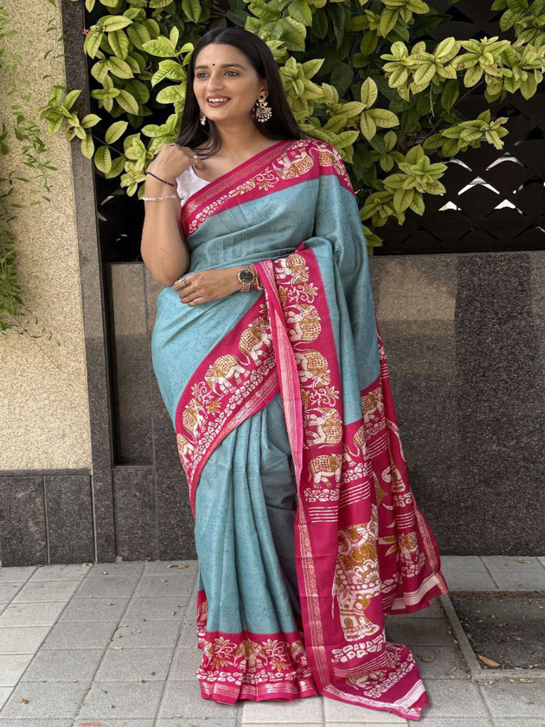 

Sadika Ethnic Motifs Printed Saree, Blue