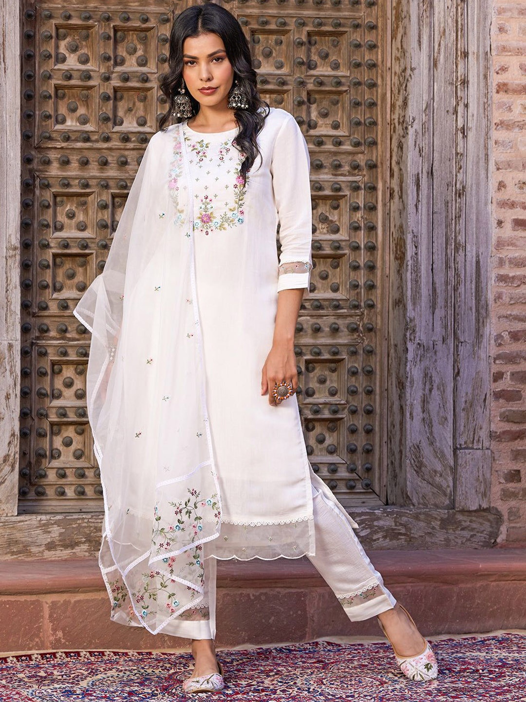 

HERE&NOW Off White Round Neck Floral Yoke Design Thread Work Chanderi Silk Kurta Set, Cream