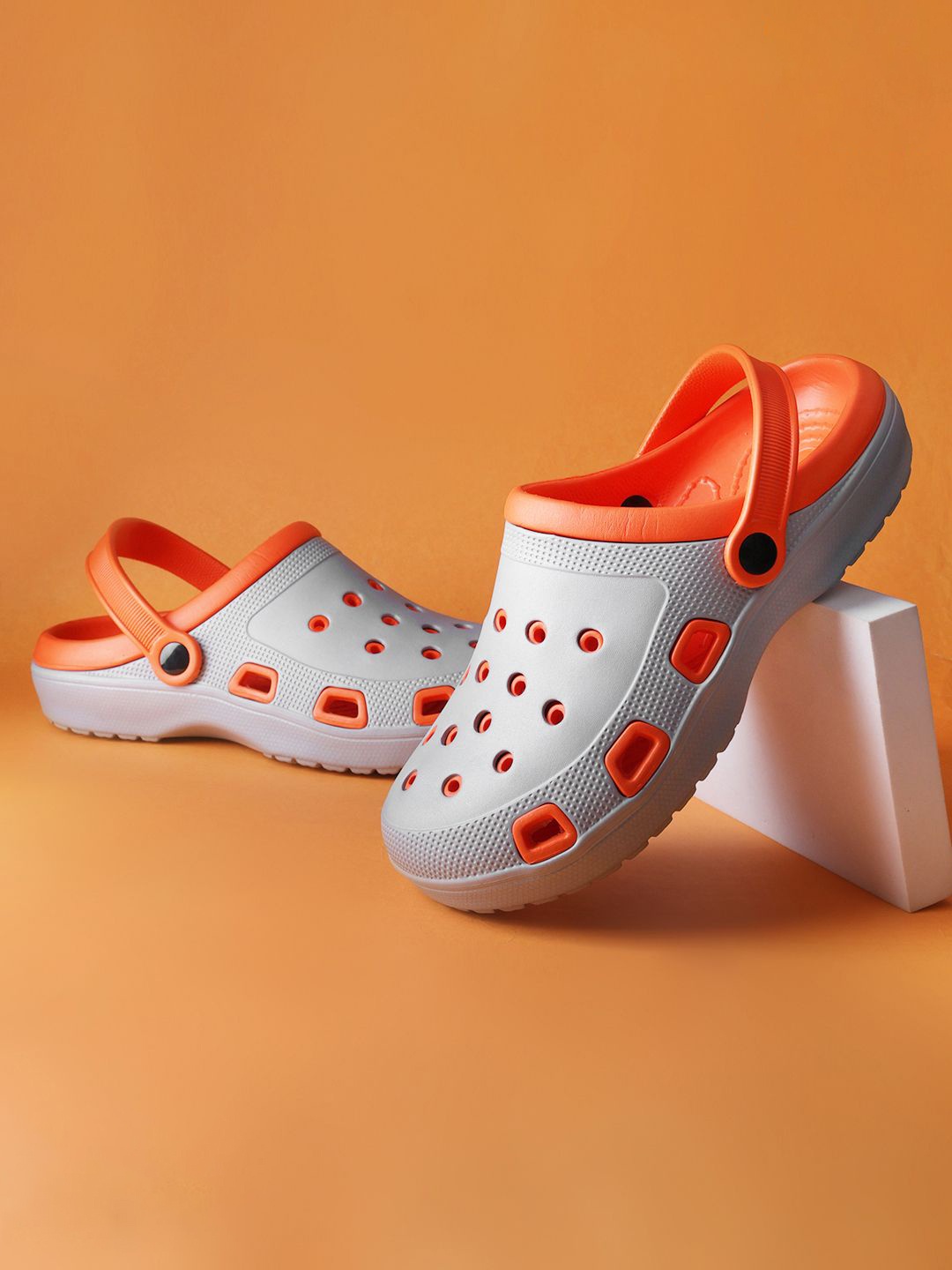 

TOE CANDY Men Self Design Rubber Clogs, Grey