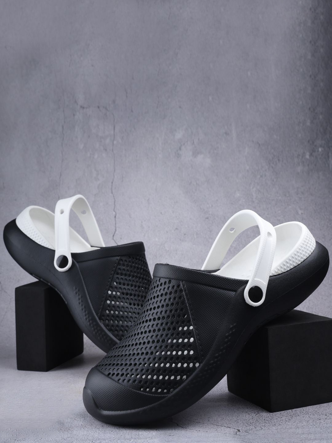 

TOE CANDY Men Self Design Rubber Clogs, Black