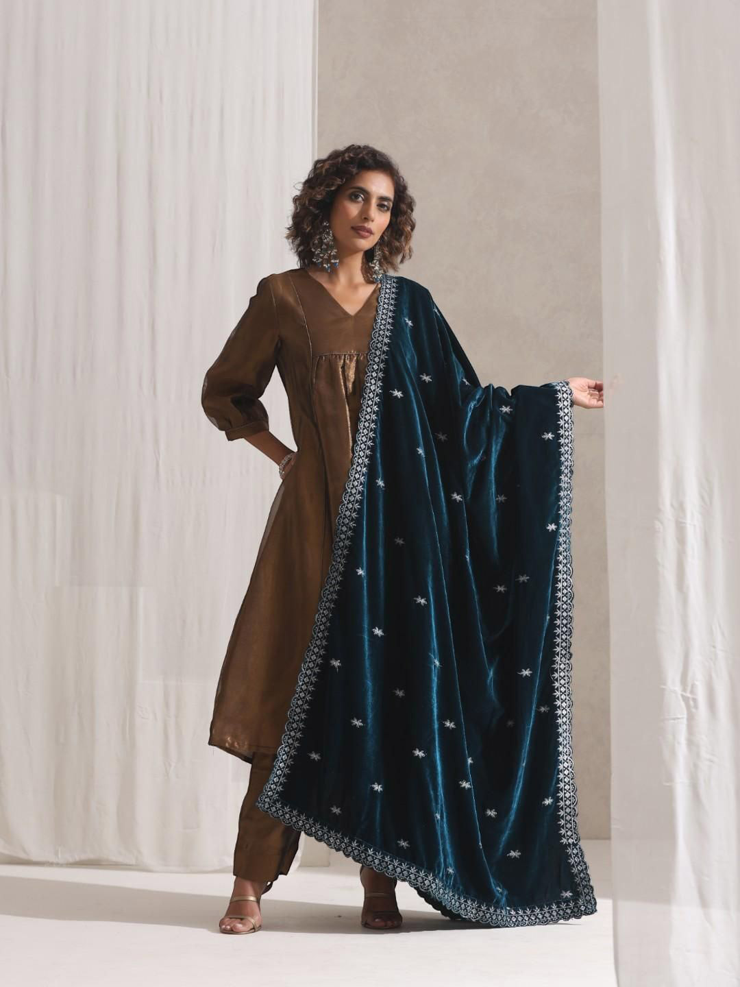 

Swtantra Women Floral Embroidered Velvet Shawl, Turquoise blue