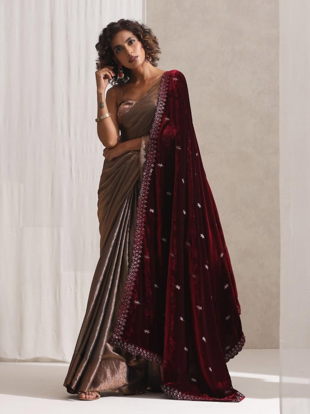 

Swtantra Women Floral Embroidered Velvet Shawl, Maroon