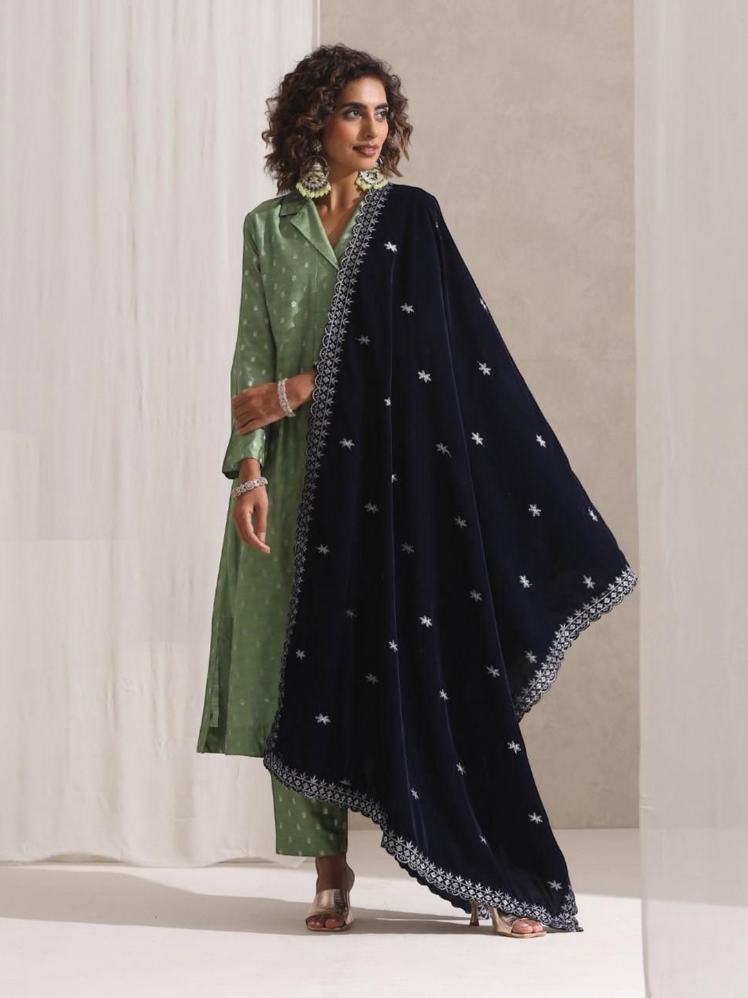 

Swtantra Women Floral Embroidered Velvet Shawl, Navy blue