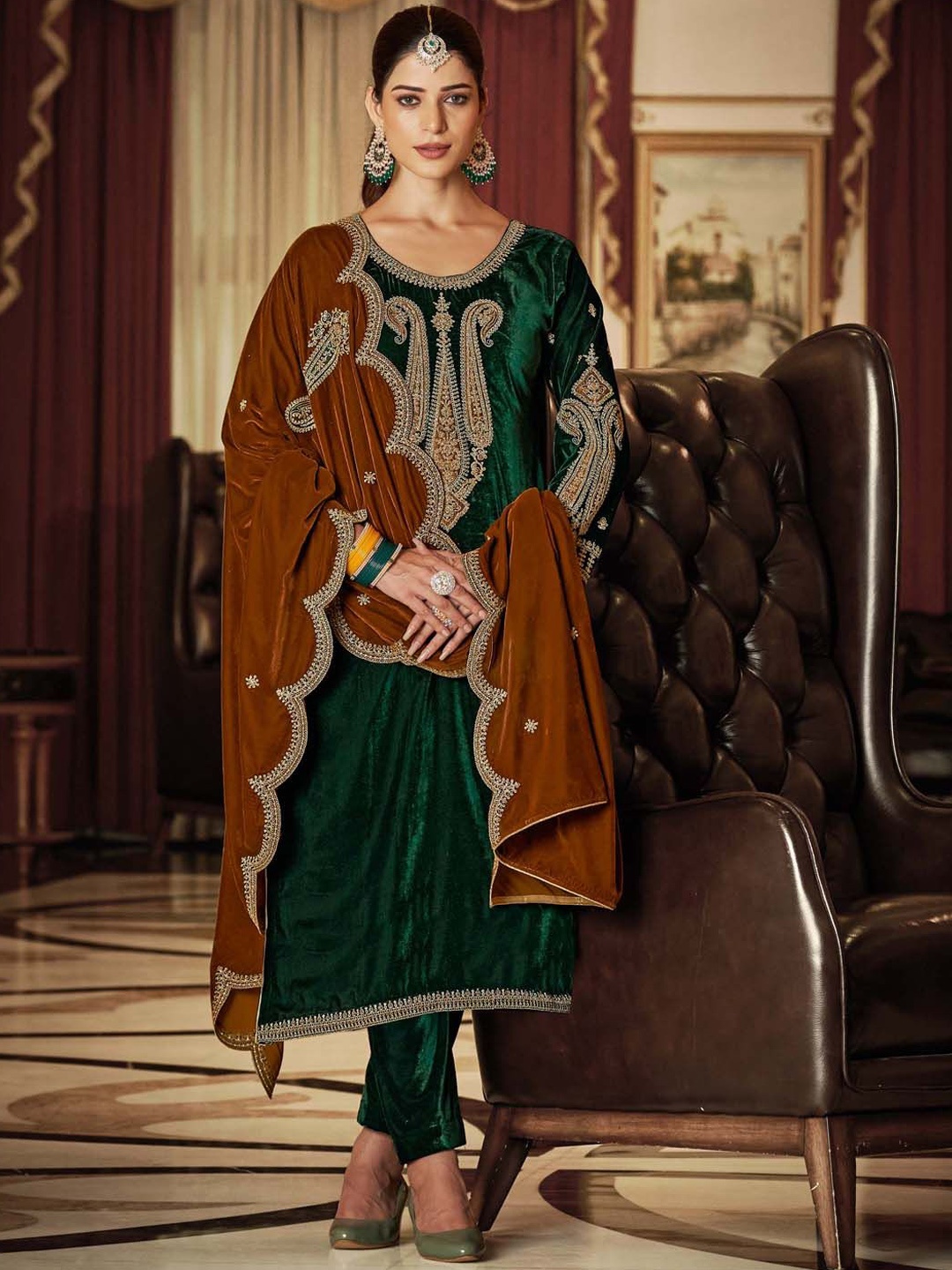 

Clora Creation Women Paisley Embroidered Regular Thread Work Velvet Kurta with Trousers & With Dupatta, Green