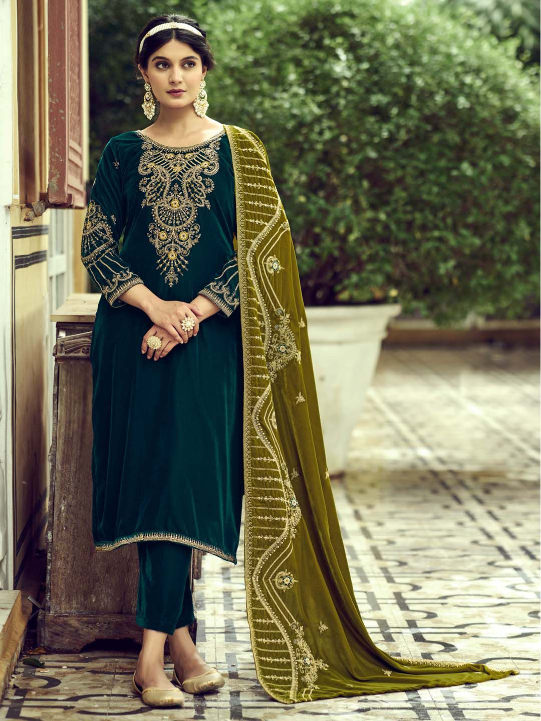 

Clora Creation Women Ethnic Motifs Embroidered Regular Velvet Kurta with Trousers & With Dupatta, Teal