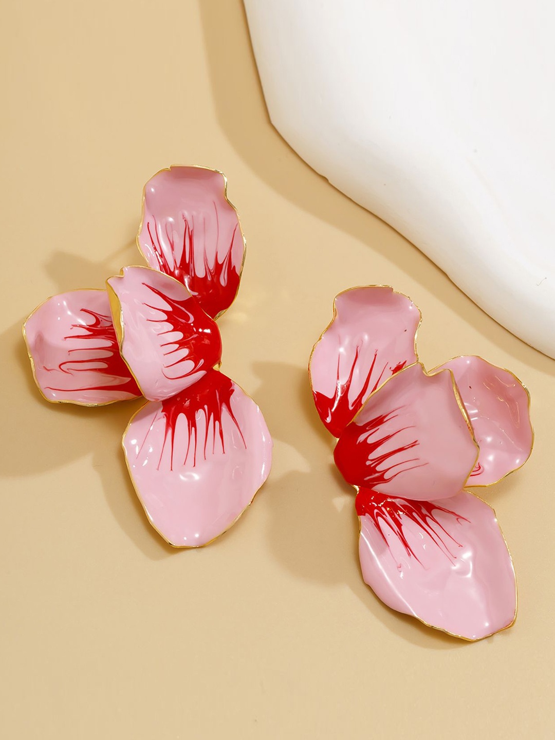 

StyleCast x Revolte Leaf Shaped Studs Earrings, Pink