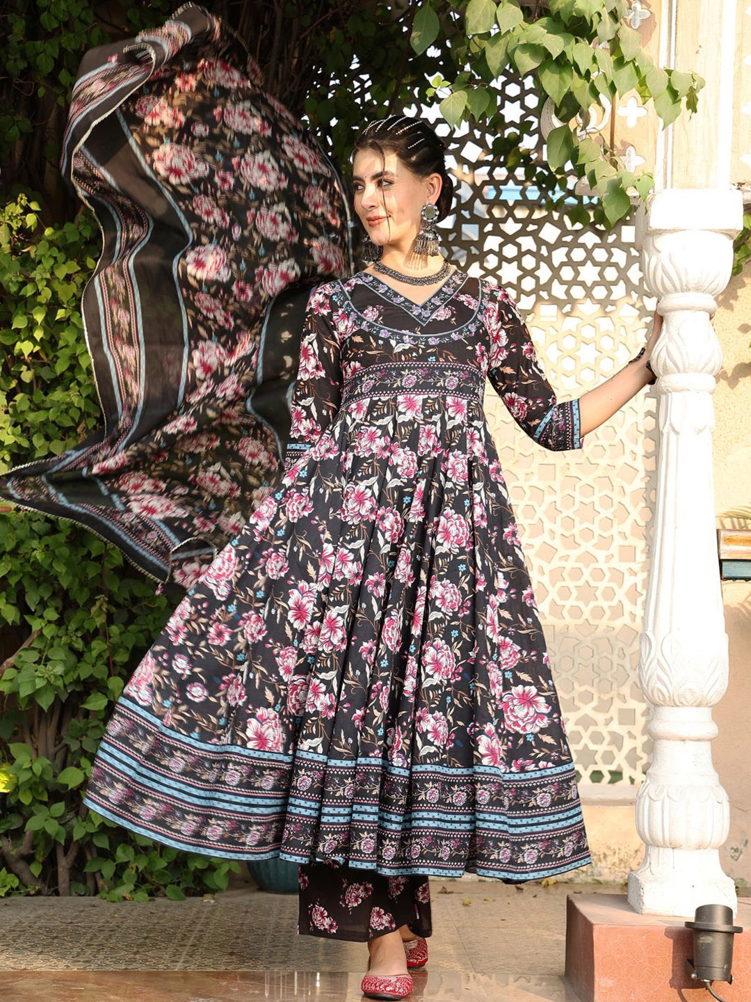 

KIMAYRA Floral Printed V-Neck Pure Cotton Anarkali Kurta With Palazzos & Dupatta, Black