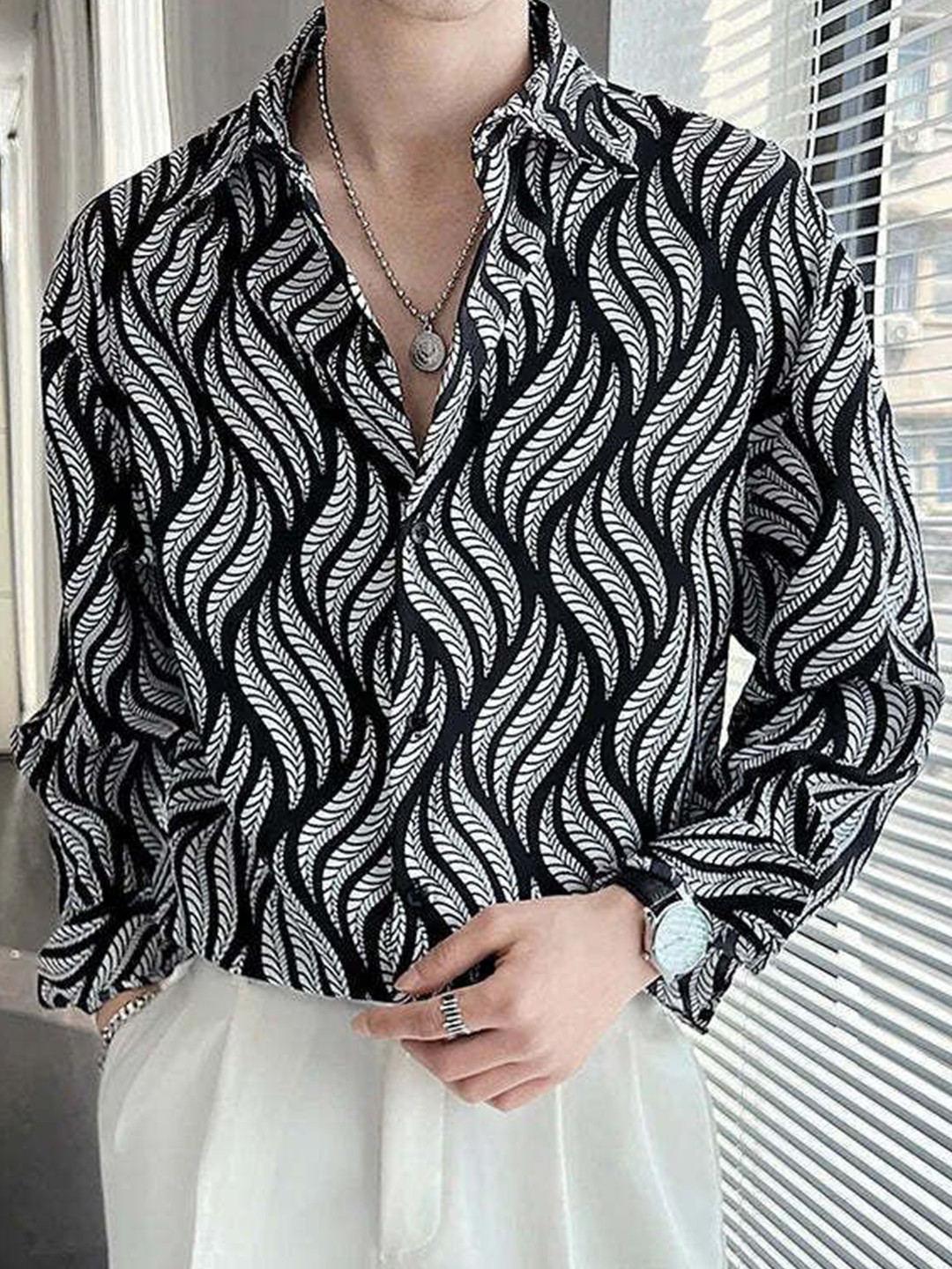 

COLORWINGS Men Comfort Spread Collar Conversational Printed Casual Shirt, Black