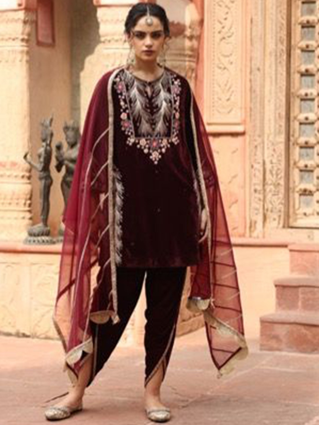 

AJIESH OBEROI Floral Embroidered Velvet Straight Kurta With Dhoti & Dupatta, Maroon