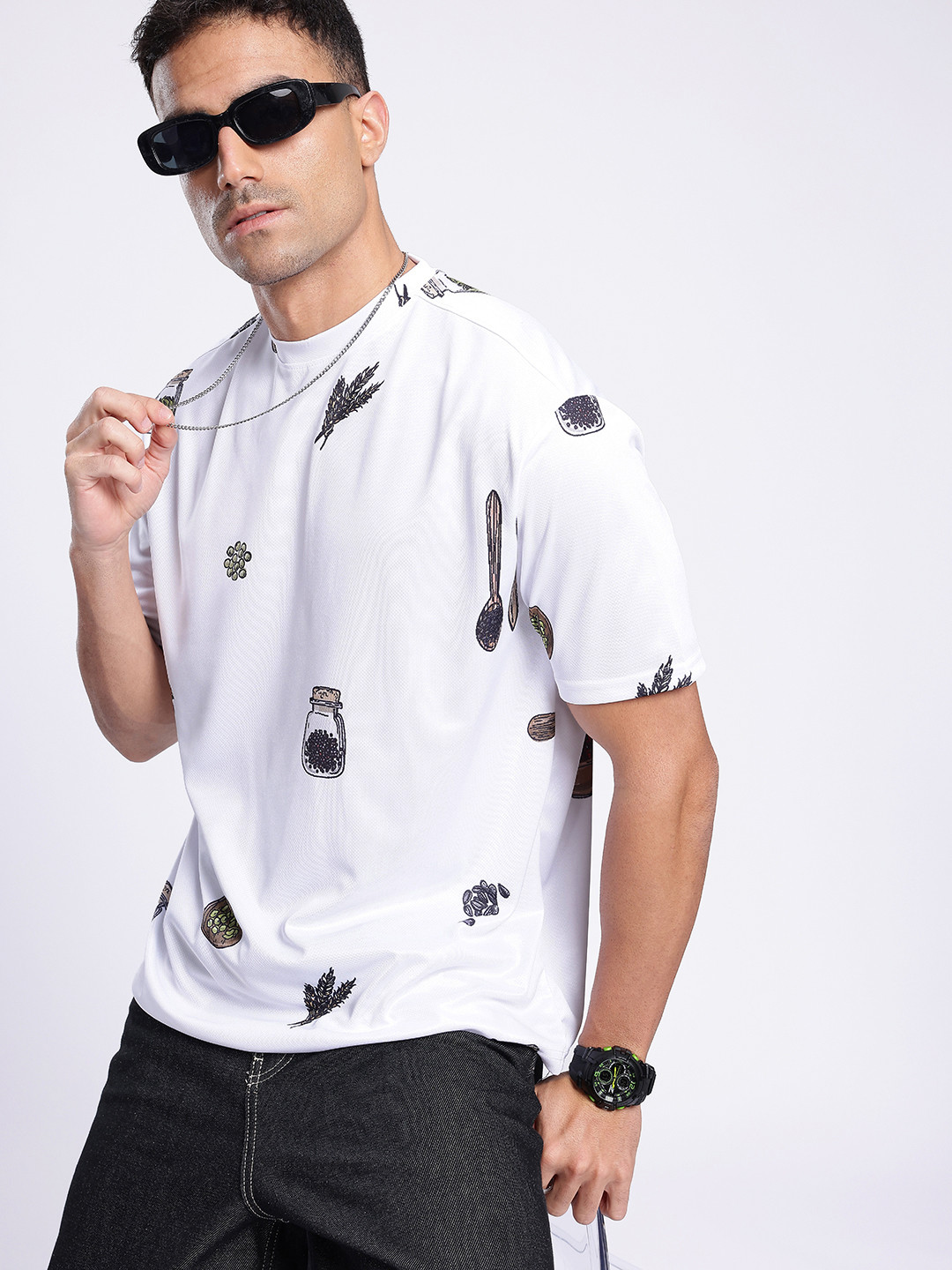 

glitchez Serving Looks Oversized Graphic Printed T-shirt, White