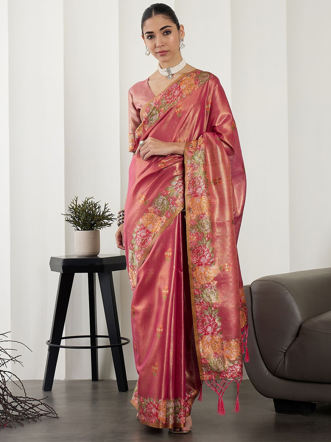 

Sangria Woven Design Floral Zari Banarasi Saree, Peach