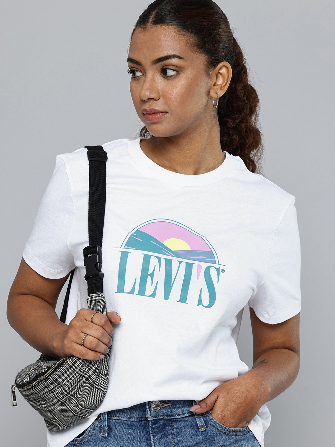

Levis Pure Cotton Brand Logo Printed Drop-Shoulder Sleeves Relaxed T-shirt, White