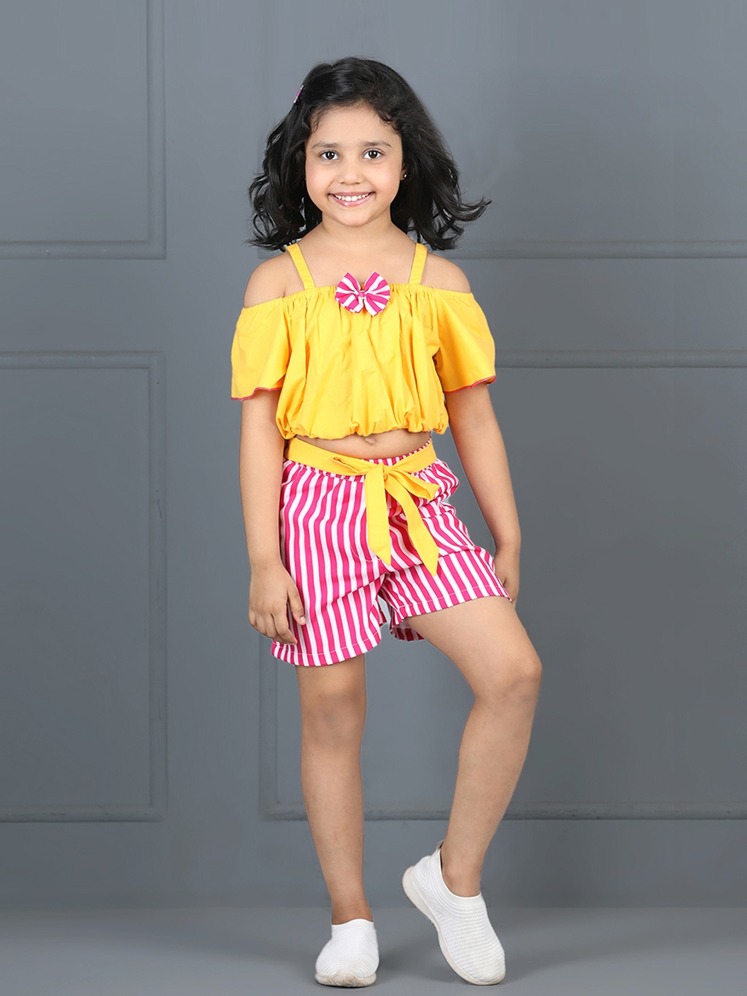 

Cutiekins Girls Pure Cotton Shoulder Straps Top With Shorts, Yellow