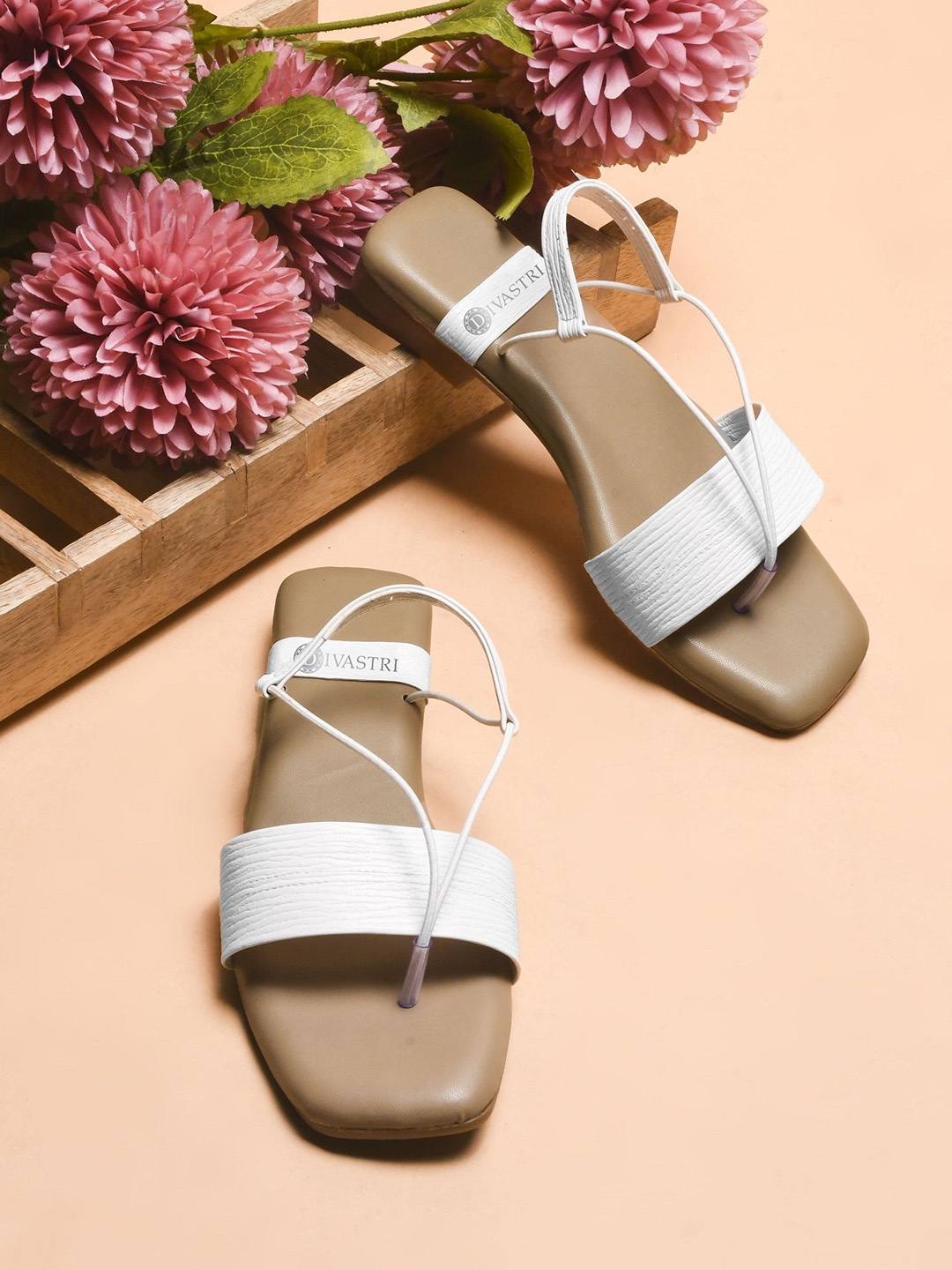 

DIVASTRI Women Colourblocked Ethnic Open Toe Flats with Bows, White