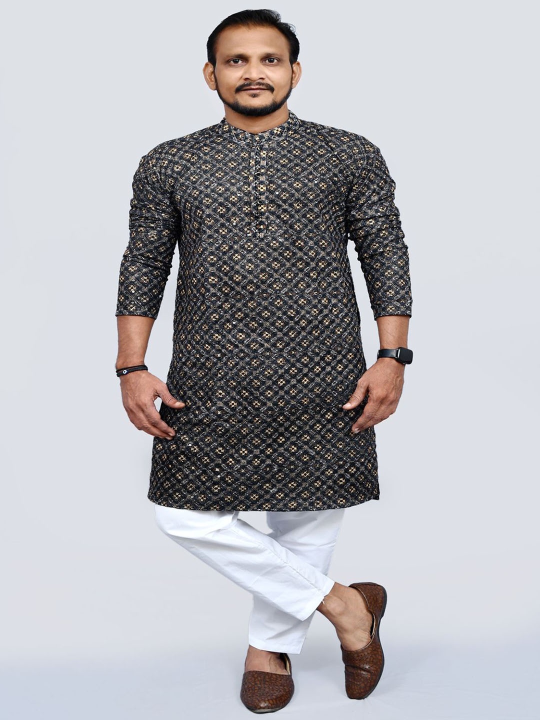 

VILLAIN Men Geometric Embroidered Sequinned Kurta, Black