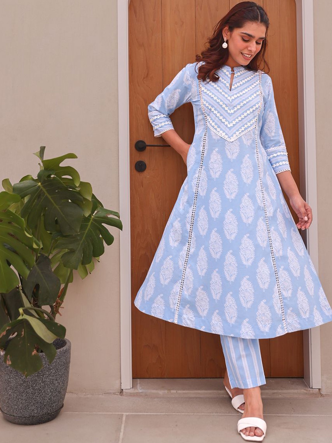 

Ekohum Floral Printed Panelled Pure Cotton Kurta with Trousers, Blue