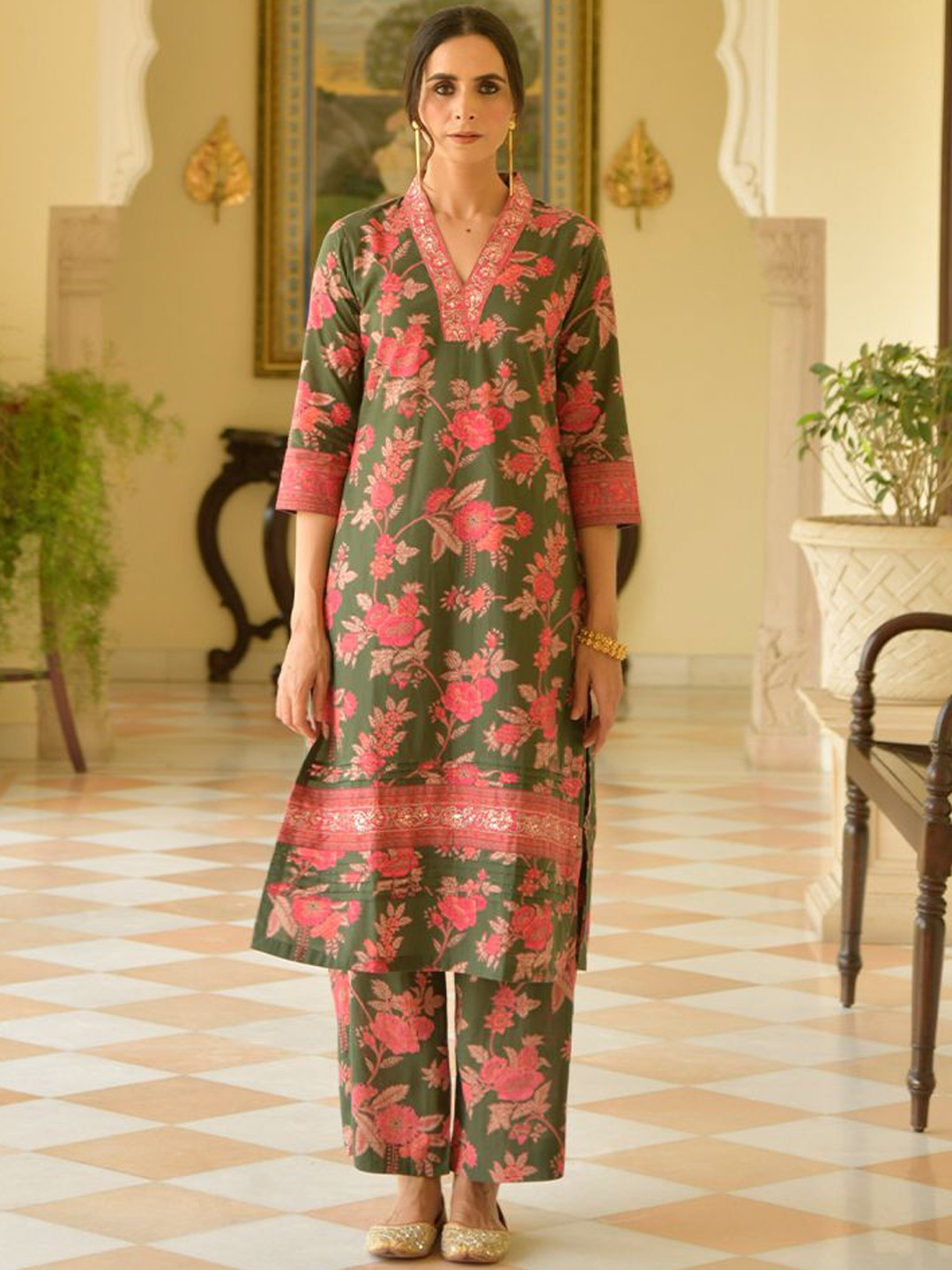 

Ekohum Floral Printed Straight Kurta With Palazzos, Green
