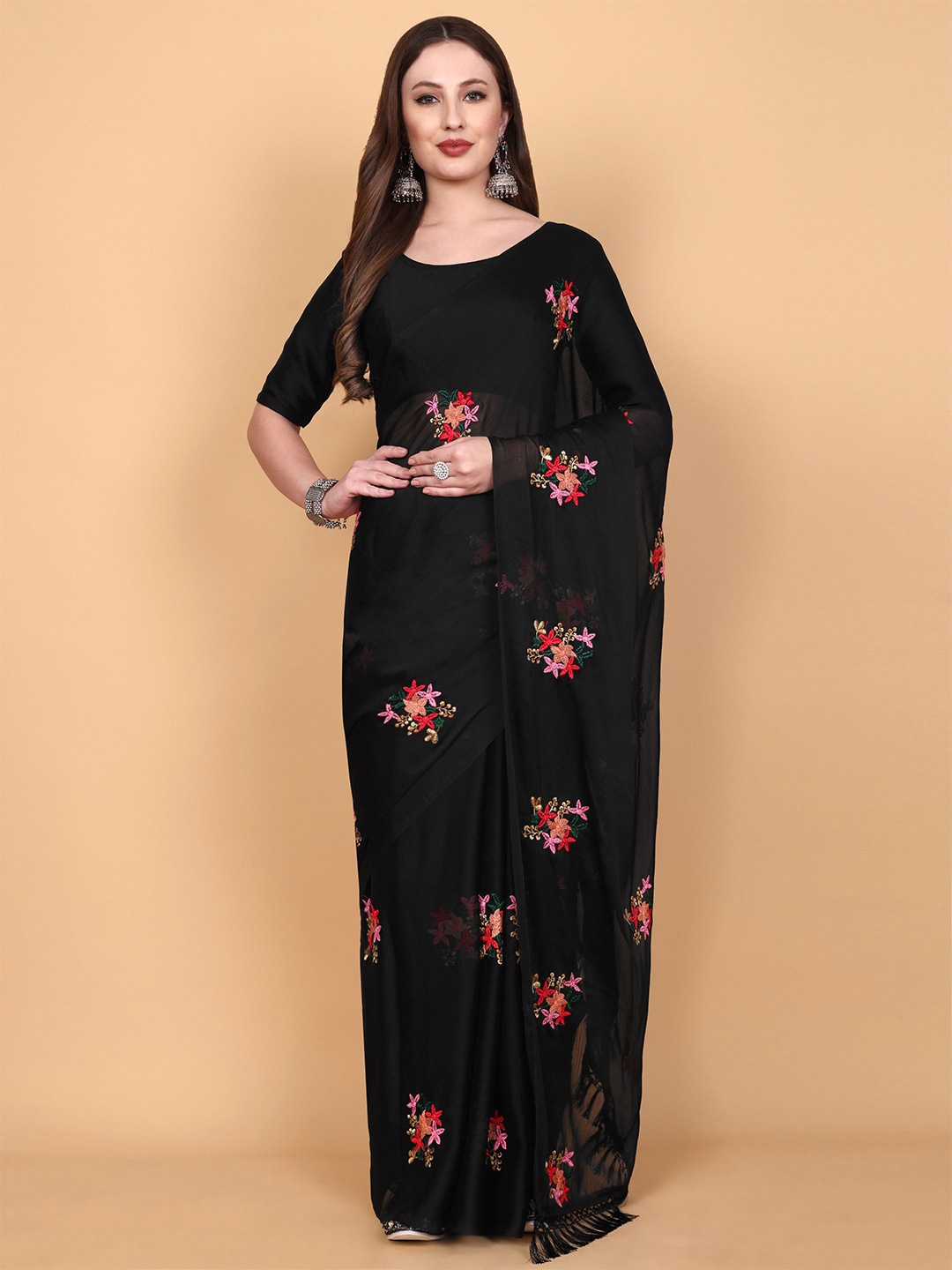 

Vastrang Floral Printed Saree, Black