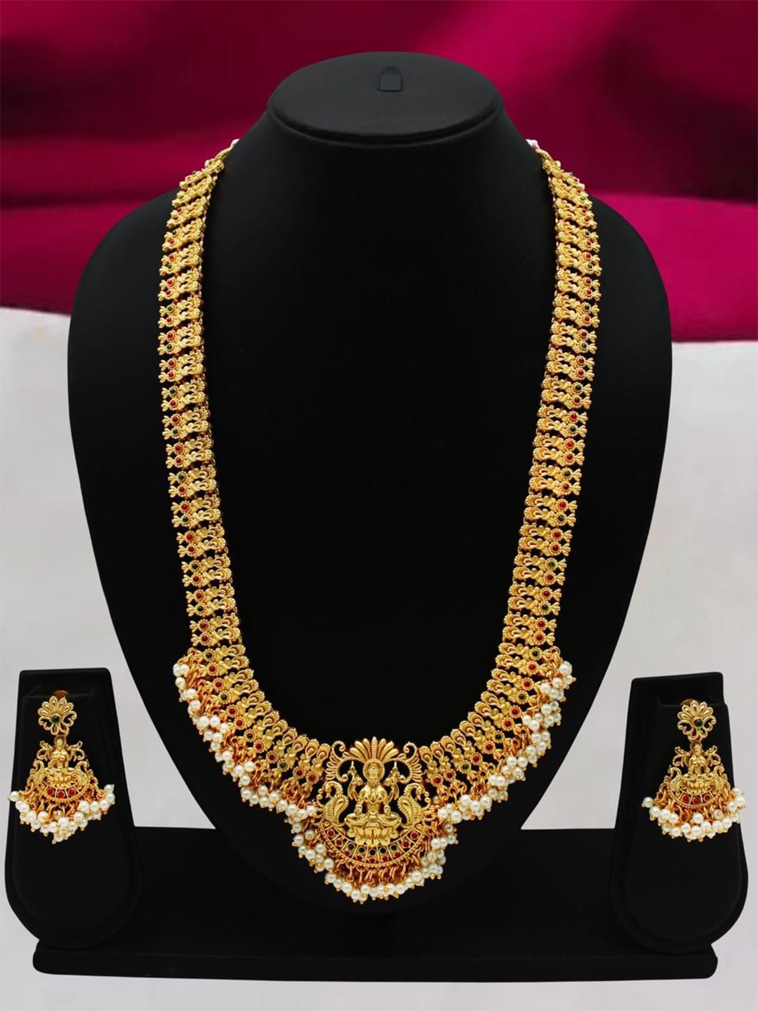 

JANAVI Gold-Plated Stone-Studded & Beaded Jewellery Set