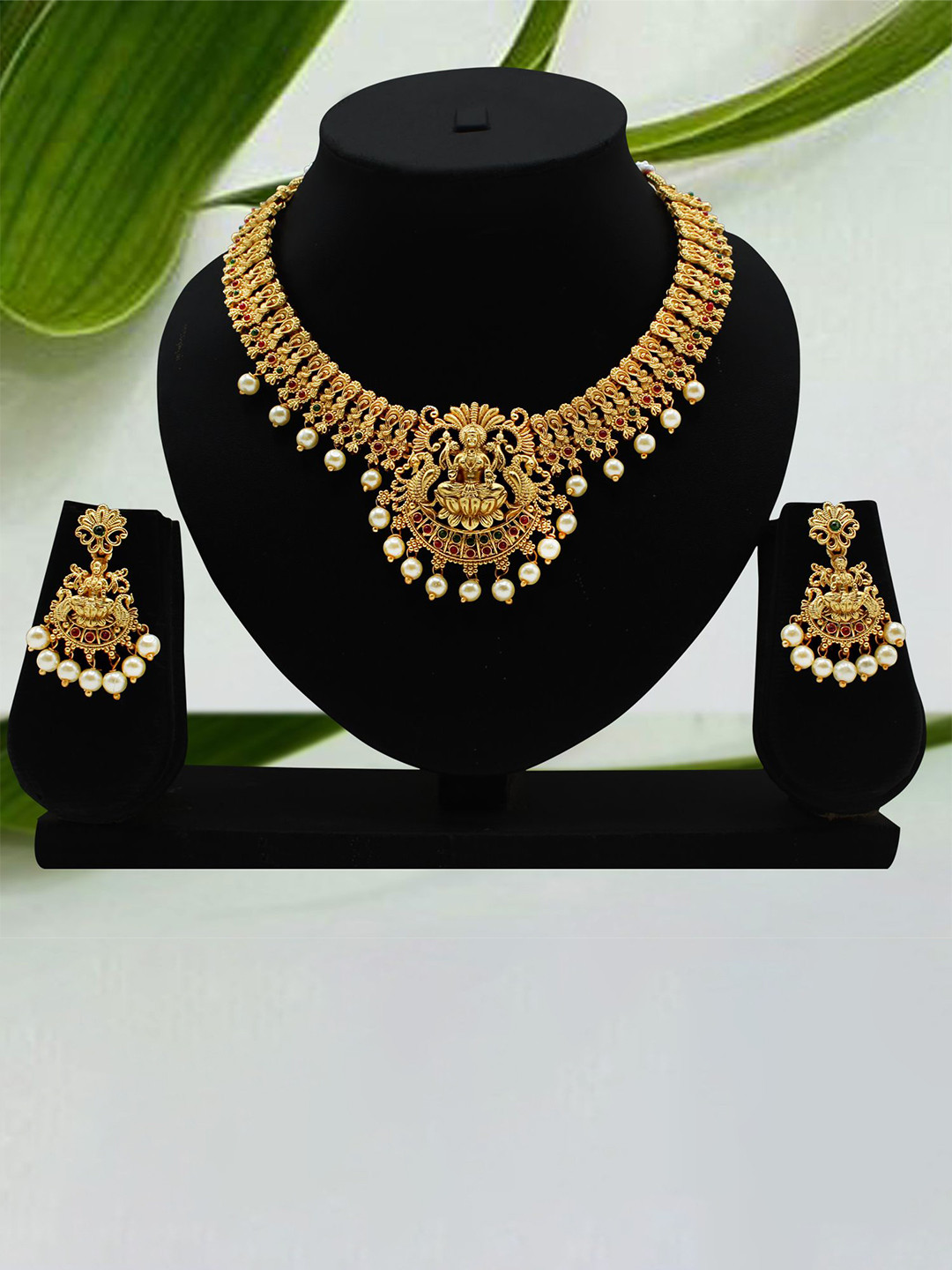 

JANAVI Gold-Plated Stone-Studded & Beaded Jewellery Set